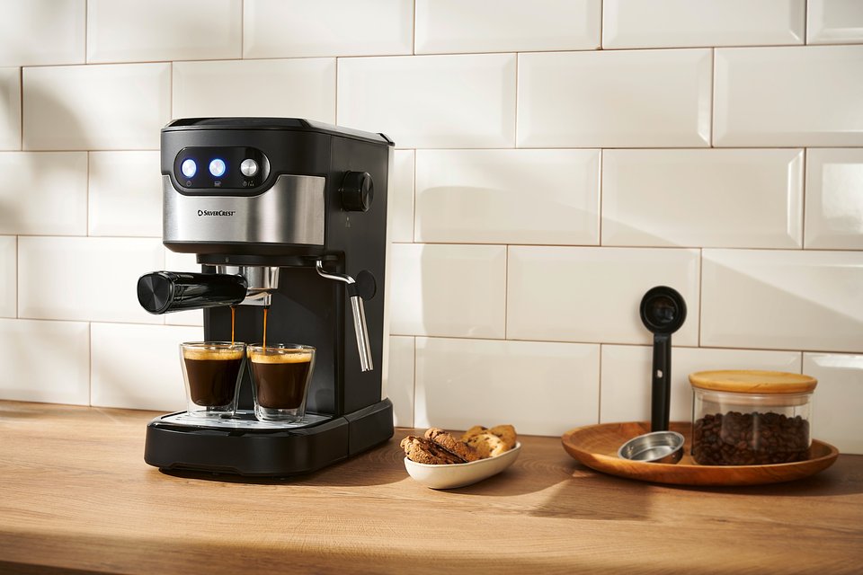 ekspresu kolbowego Silvercrest o mocy 1100 W i pompą 15 barów