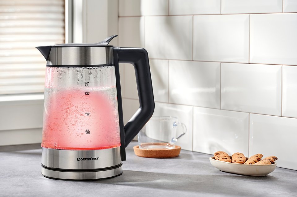 Czajnik został wyposażony w grzałkę 3000 W i regulację temperatury