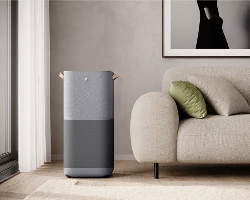 Electrolux Pure 900 obok kanapy, nóżki można odkręcić