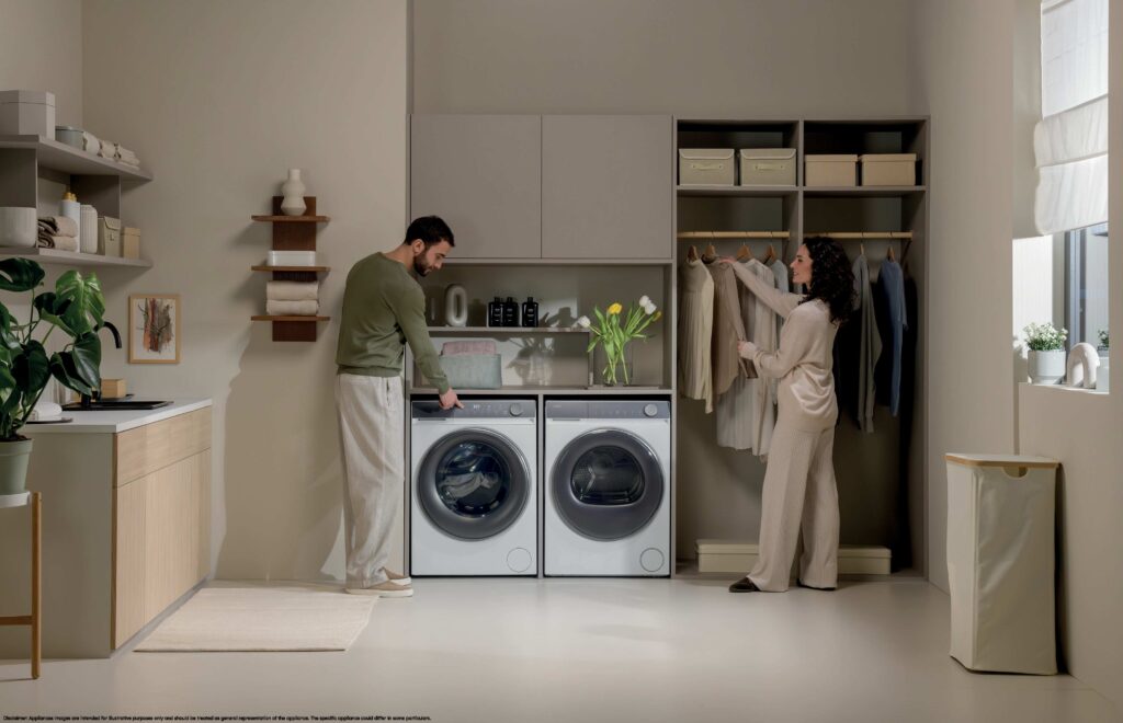 pralka haier x7 w naturalnym otoczeniu, w parze z suszarką, para domowników rozwiesza ubrania.