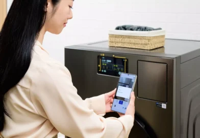 niewidoma kobieta obsługuje pralkę samsung bespoke ai combo