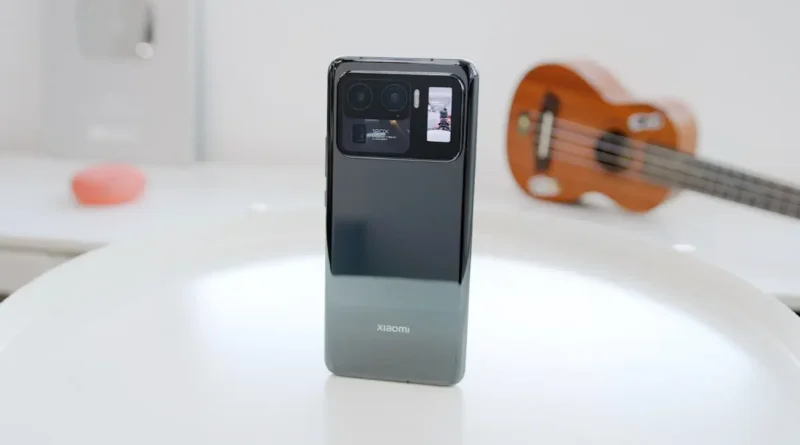 smartfon Xiaomi 11 Ultra ustawiony na stole