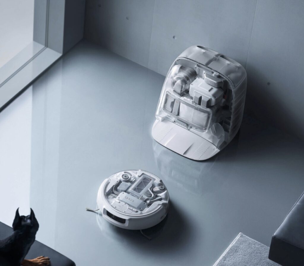 dji romo p ma przezroczystą obudowę robota i stacji dokującej