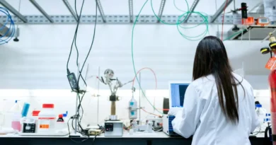 kobieta pracująca w laboratorium