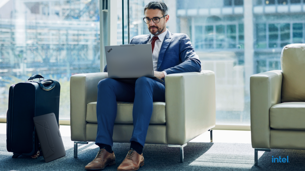 mężczyzna z laptopem Lenovo