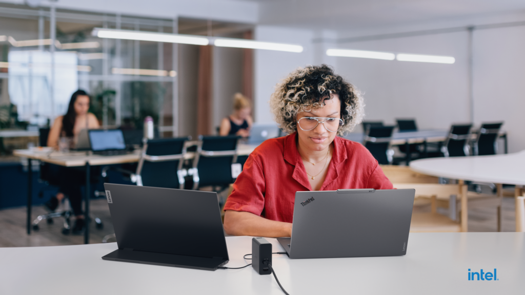 kobieta z laptopem Lenovo