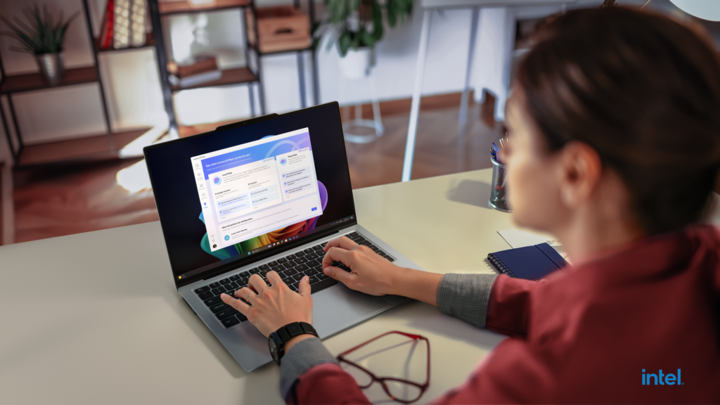 kobieta z laptopem Lenovo