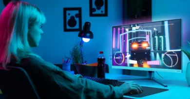 kobieta korzystająca z monitora philips