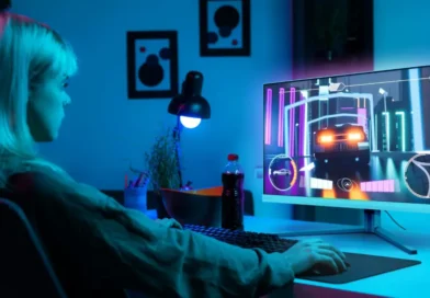 kobieta korzystająca z monitora philips