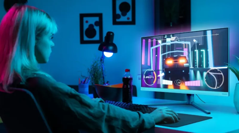 kobieta korzystająca z monitora philips