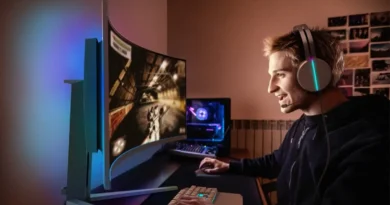 mężczyzna korzystający z monitora Philips