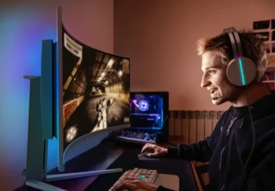 mężczyzna korzystający z monitora Philips