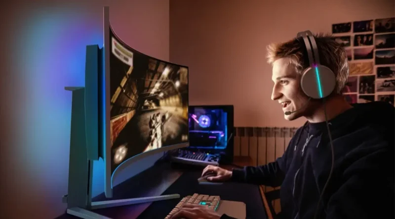 mężczyzna korzystający z monitora Philips