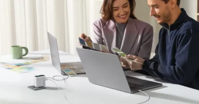 mężczyzna i kobieta korzystający z ładowarki Anker