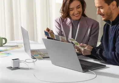 mężczyzna i kobieta korzystający z ładowarki Anker