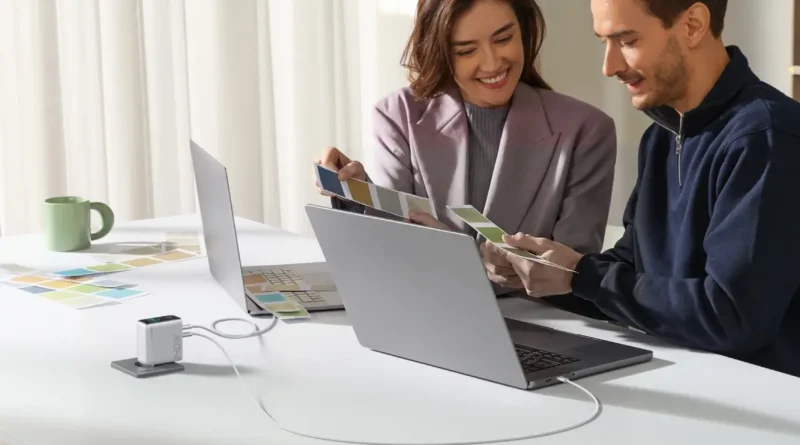 mężczyzna i kobieta korzystający z ładowarki Anker