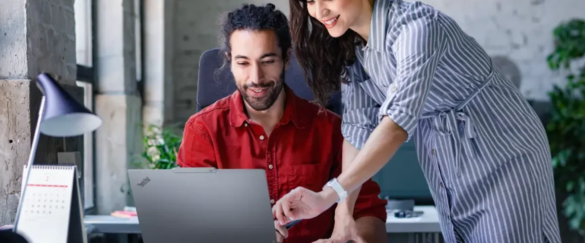 kobieta i mężczyzna z laptopem Lenovo