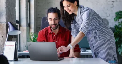 kobieta i mężczyzna z laptopem Lenovo