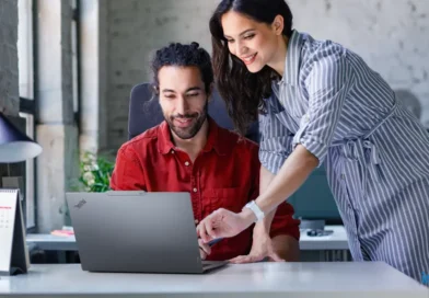 kobieta i mężczyzna z laptopem Lenovo