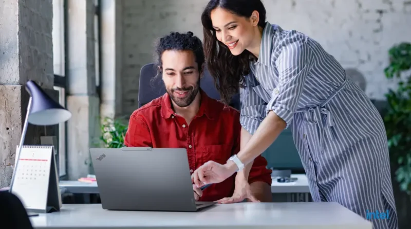 kobieta i mężczyzna z laptopem Lenovo