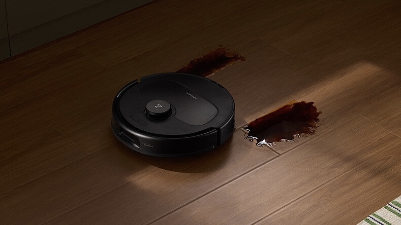 Roborock Qrevo 5AE zmywa z podłogi plamę z rozlanego czerwonego płynu