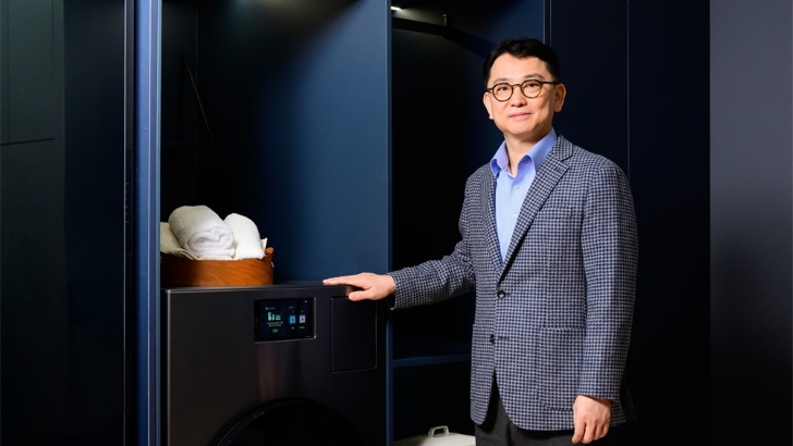 Jeong Seung Moon obok pralki samsung bespoke ai