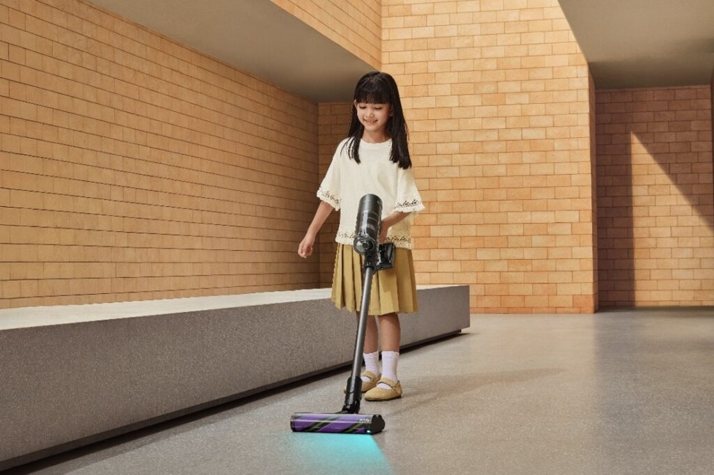 dziewczynka z odkurzaczem mova i10
