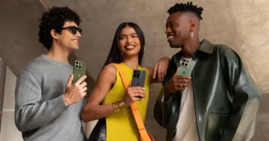 ludzie korzystający ze smartfonów Motorola edge 70