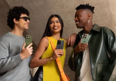 ludzie korzystający ze smartfonów Motorola edge 70