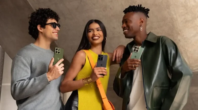 ludzie korzystający ze smartfonów Motorola edge 70