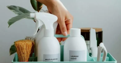 Środki czystości, takie jak detergent i płyn do mycia powierzchni, ułożone w skrzynce.