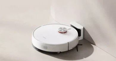 Xiaomi Robot Vacuum S40 w stacji dokującej przy jasnej ścianie