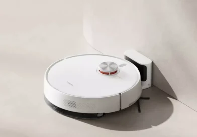 Xiaomi Robot Vacuum S40 w stacji dokującej przy jasnej ścianie