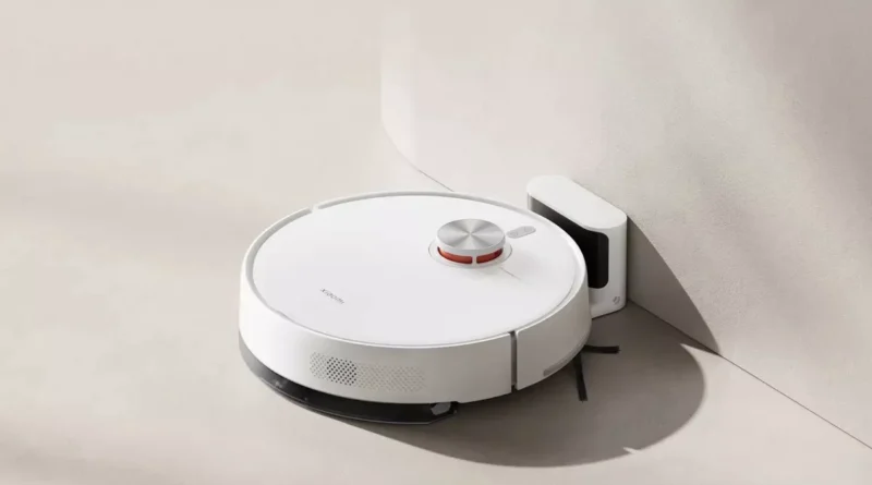Xiaomi Robot Vacuum S40 w stacji dokującej przy jasnej ścianie