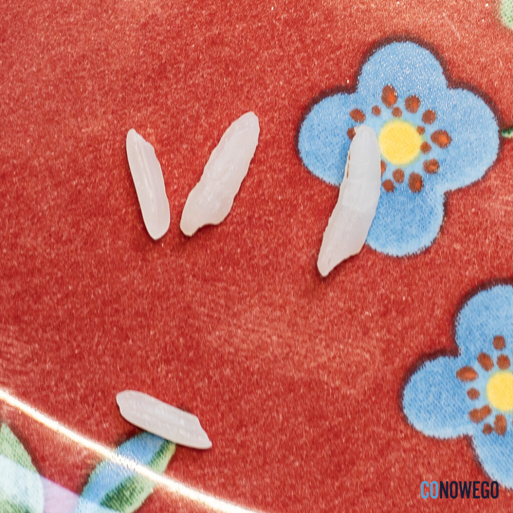 Ziarna ryżu ugotowanego na sypko niewiele urosły