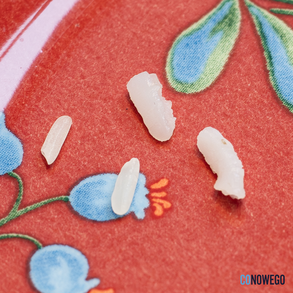 Ziarna białego ryżu ugotowanego na kleisto są na granicy łuszczenia się