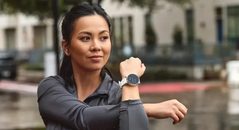 kobieta korzystająca z zegarka Amazfit