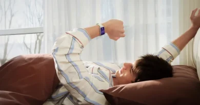 mężczyzna korzystający z opaski HUAWEI Band 11