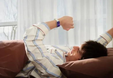 mężczyzna korzystający z opaski HUAWEI Band 11