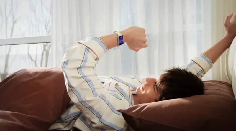 mężczyzna korzystający z opaski HUAWEI Band 11