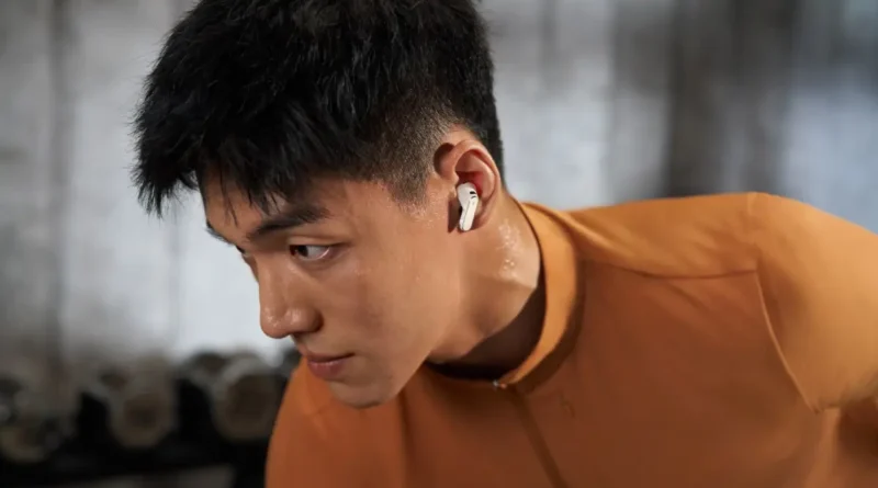 mężczyzna korzystający ze słuchawek HUAWEI FreeBuds Pro 5
