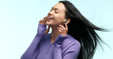 Kobieta korzystająca z REDMI Buds 8 Pro