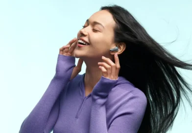 Kobieta korzystająca z REDMI Buds 8 Pro