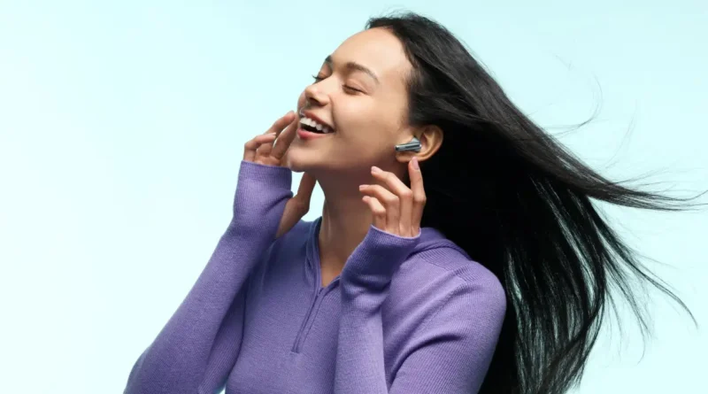 Kobieta korzystająca z REDMI Buds 8 Pro