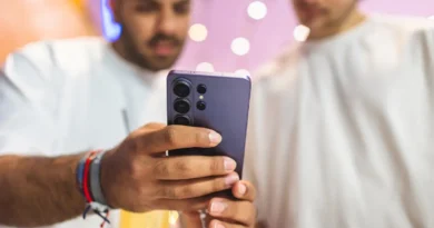 mężczyźni ze smartfonem Galaxy S26