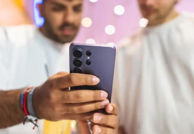 mężczyźni ze smartfonem Galaxy S26