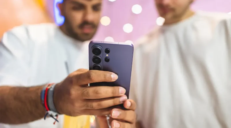 mężczyźni ze smartfonem Galaxy S26