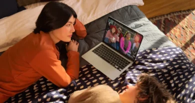 para korzystająca z nowego MacBooka Air