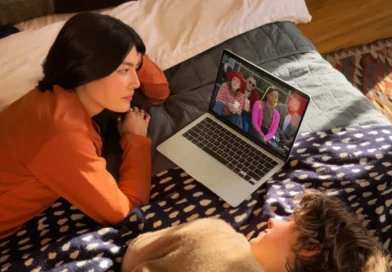 para korzystająca z nowego MacBooka Air