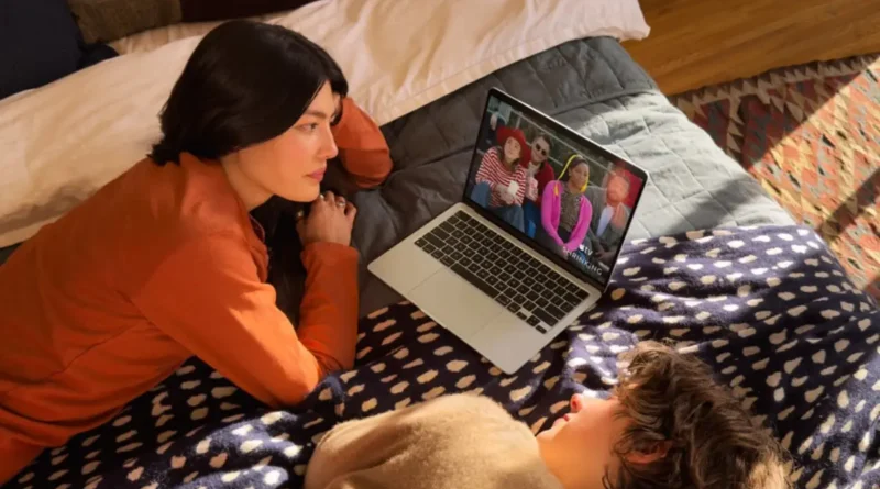 para korzystająca z nowego MacBooka Air